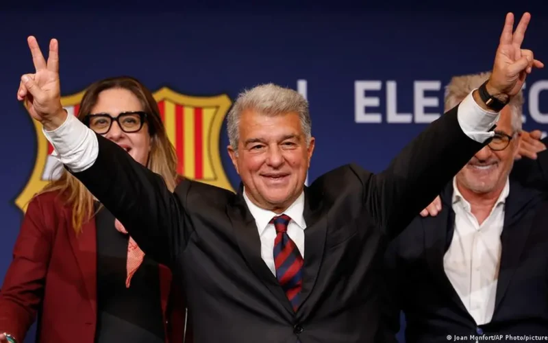 برشلونة يختار خوان لابورتا في انتخابات رئاسة النادي لتعزيز حالة الاستقرار الفني